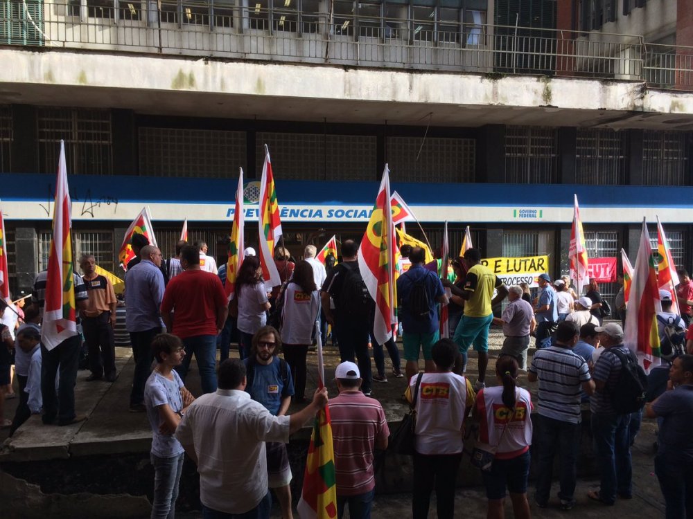 Centrais sindicais começaram o ato em frente à agência central do INSS, em Porto Alegre