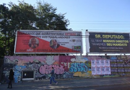 Outdoor ao lado do Bourbon Canoas, na BR116
