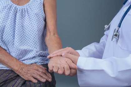 Maior incidência de queda de idosos no inverno exige atenção, segundo traumatologista da FMUSP