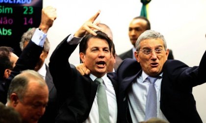 Deputado gaúcho Darcísio Perondi (D) comemora o resultado junto do relator Arthur Maia (PPS-BA)
